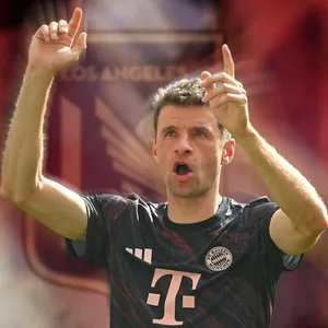 Thomas Müller vor dem Logo von Los Angeles FC
