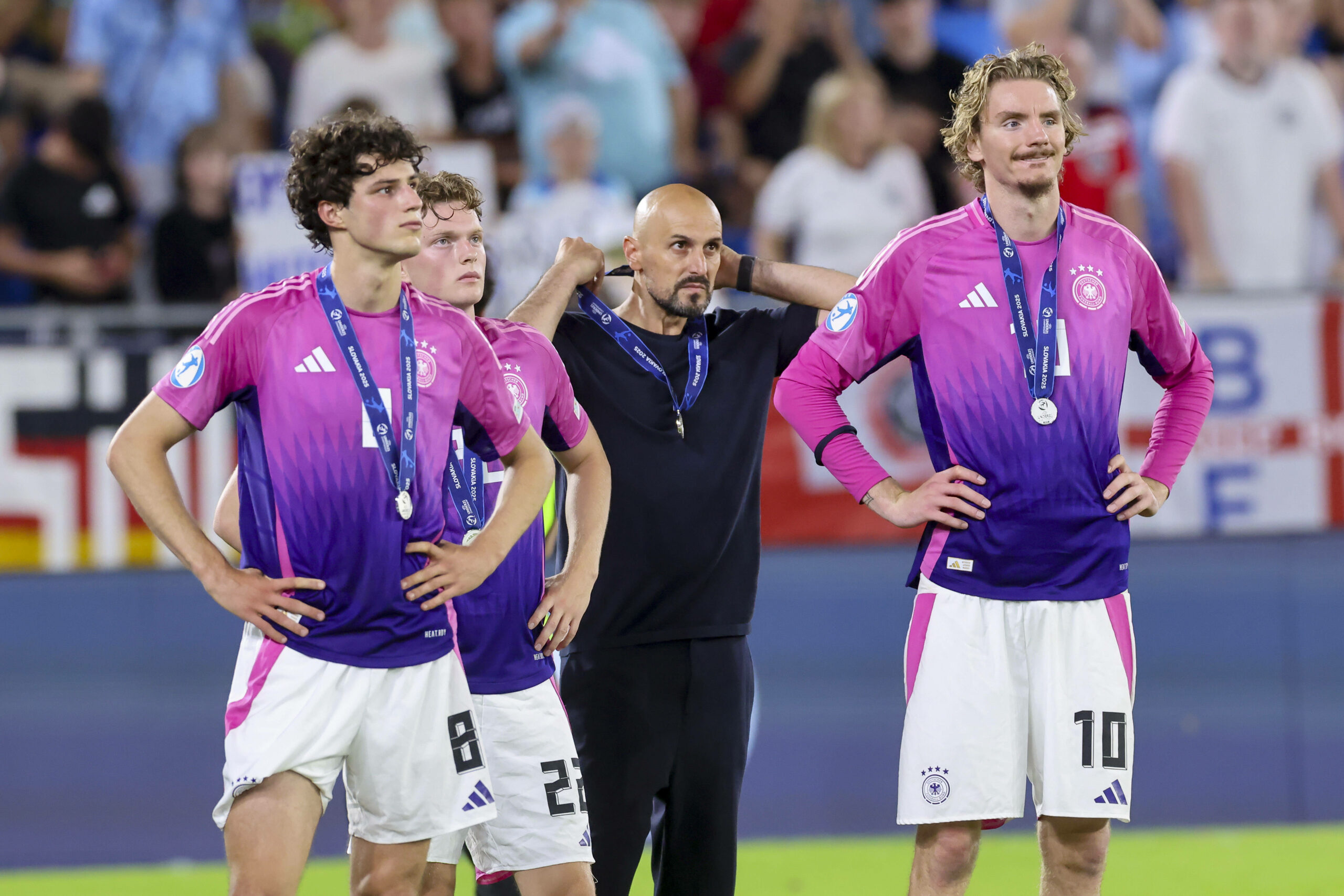 Deutschlands U21-Kicker nach dem verlorenen EM-Finale mit Medaille