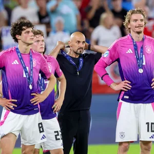 Deutschlands U21-Kicker nach dem verlorenen EM-Finale mit Medaille