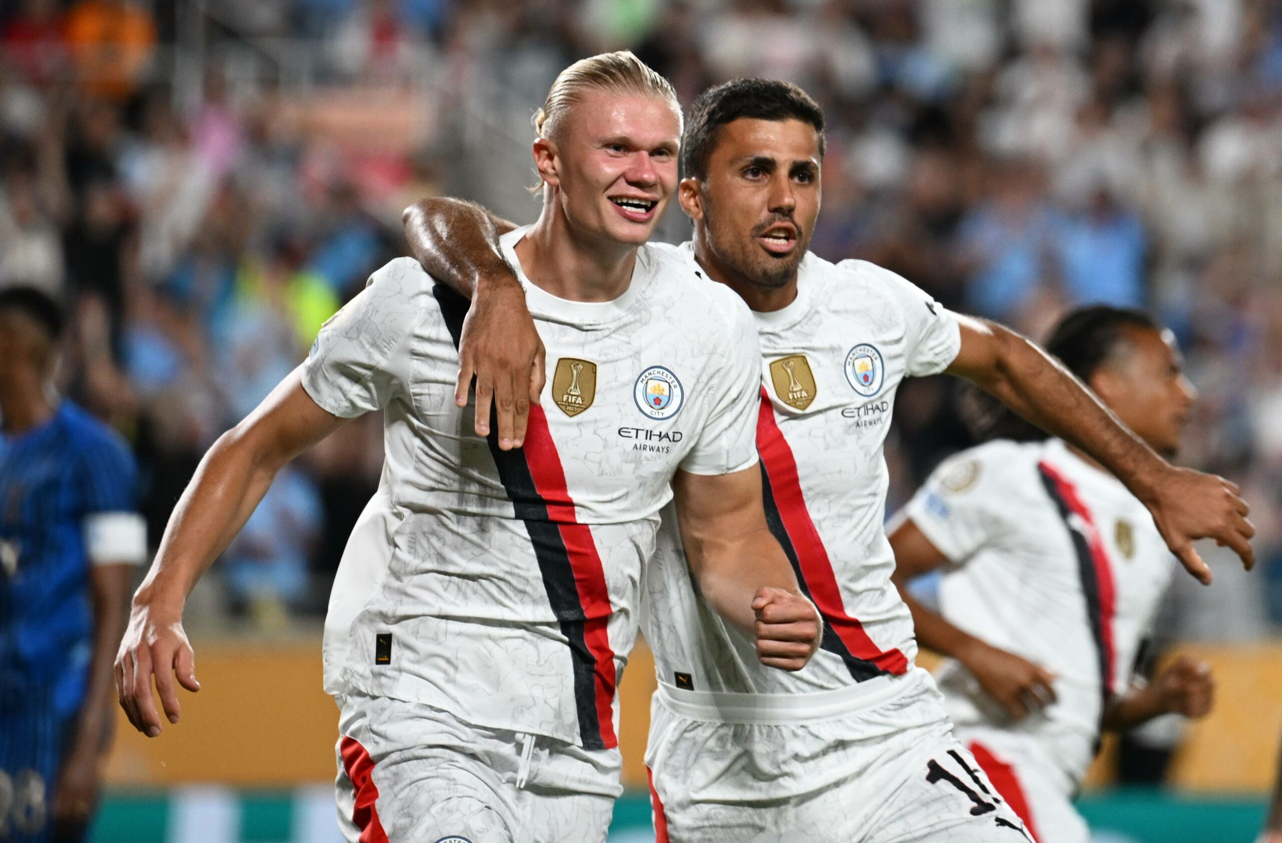 Erling Haaland jubelt mit Rodri