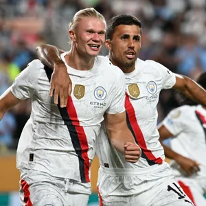 Erling Haaland jubelt mit Rodri