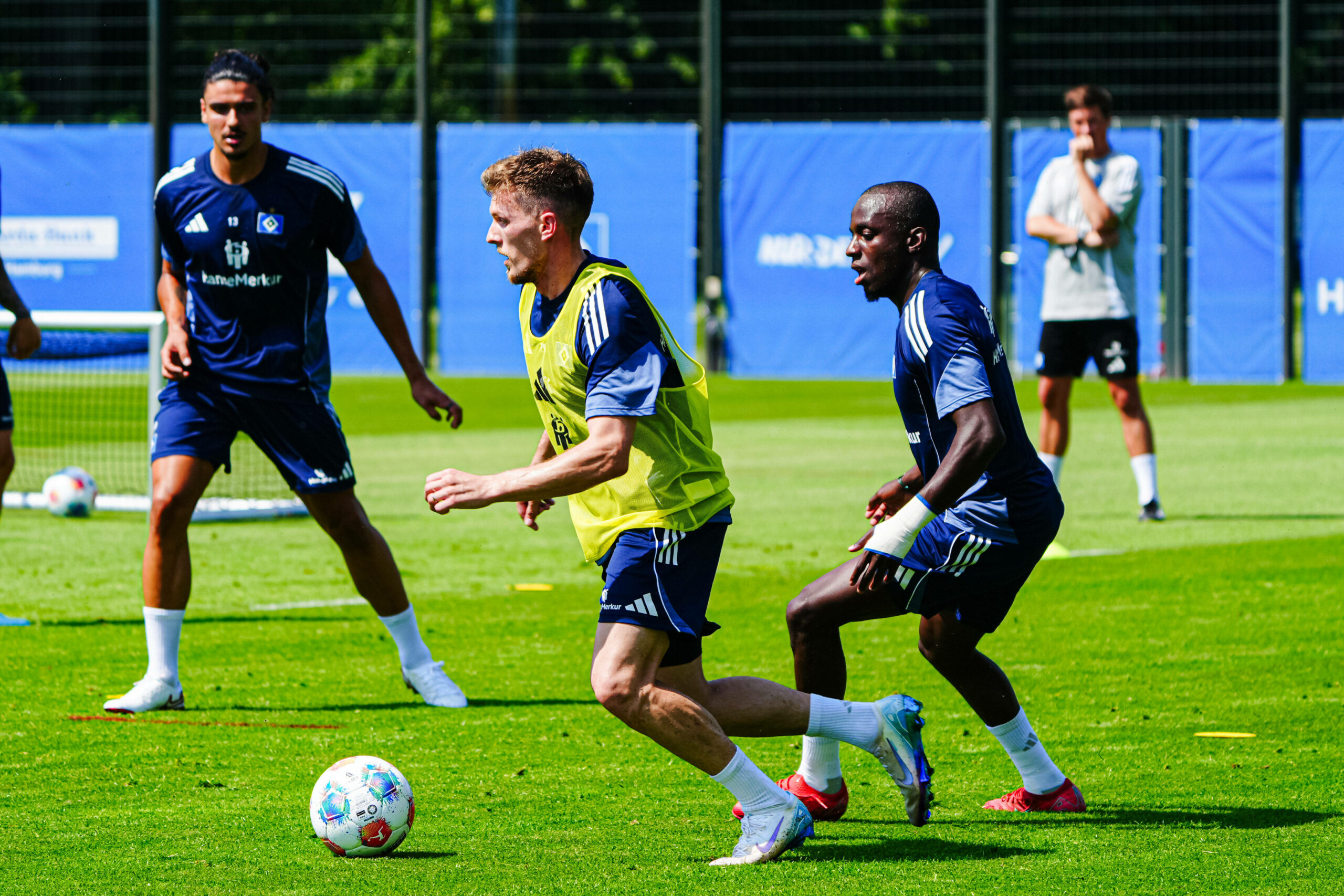 Emir Sahiti dribbelt im Training vor Jean-Luc Dompé