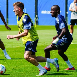 Emir Sahiti dribbelt im Training vor Jean-Luc Dompé