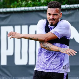 Maurides wärmt sich beim Training auf