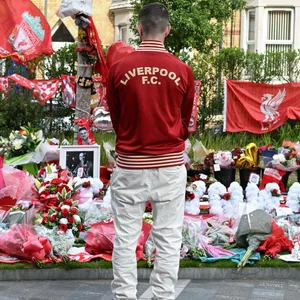 Liverpool Fans gedenken mit Blumen und Bildern vor dem Anfield Stadium, dem verstorbenen Diogo Jota