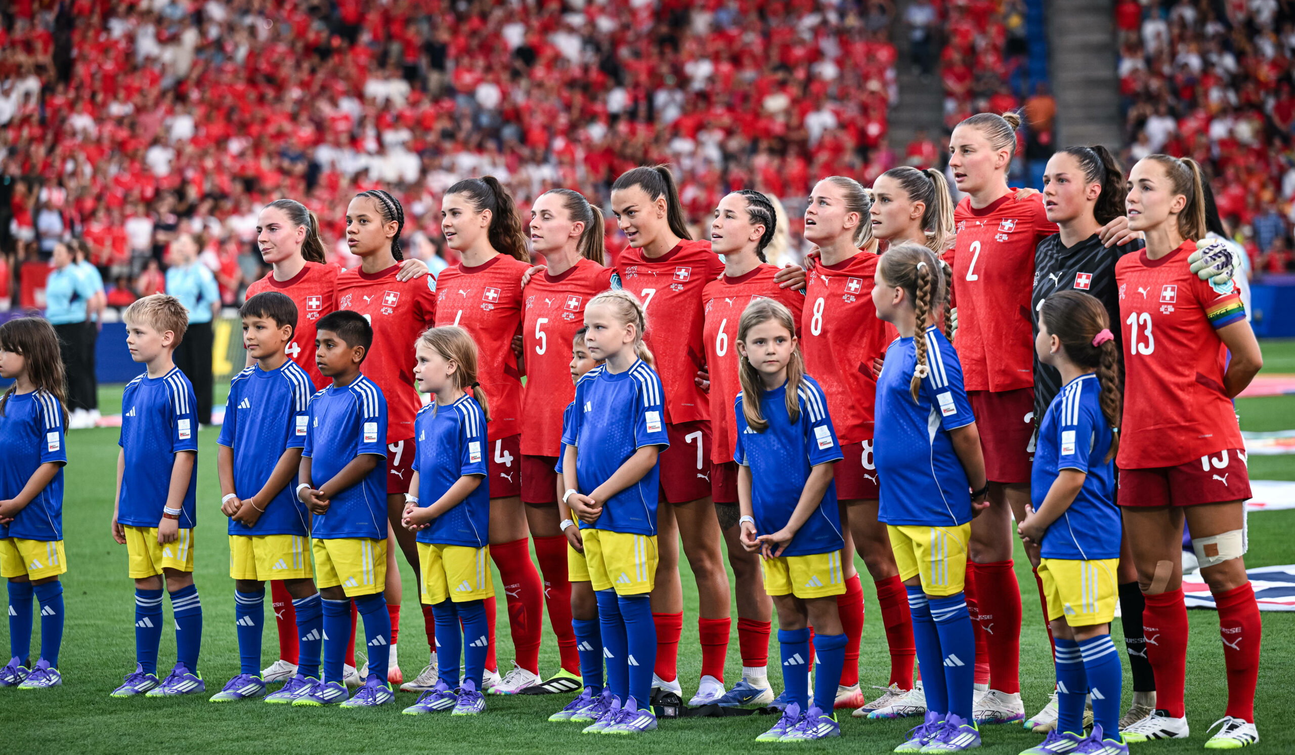 Schweizer Frauen-Nationalmannschaft singt die Hymne