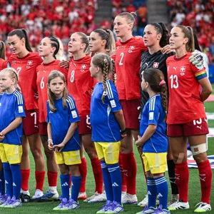 Schweizer Frauen-Nationalmannschaft singt die Hymne