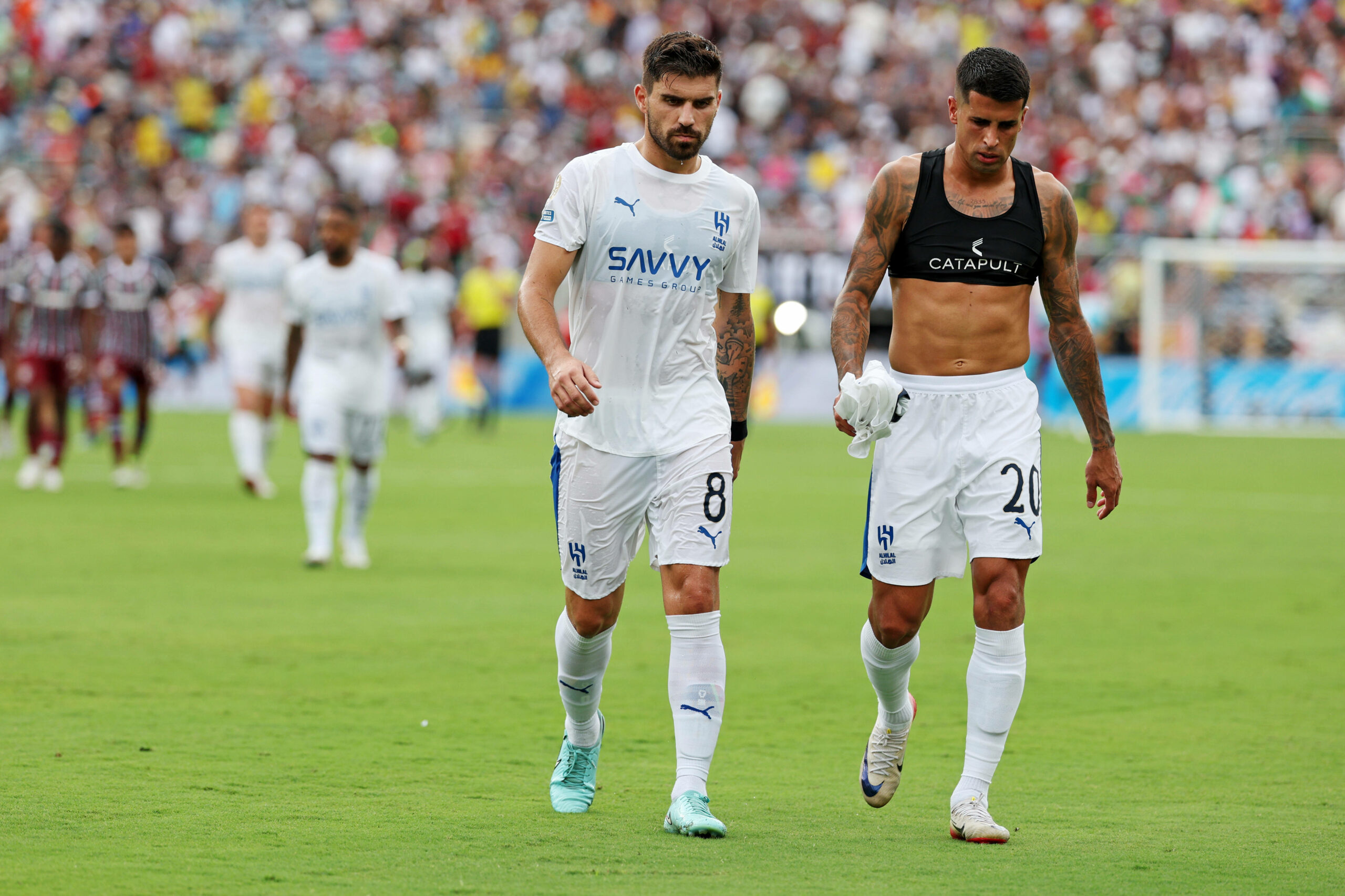Ruben Neves und Joao Cancelo verlassen traurig den Platz.