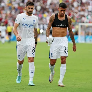 Ruben Neves und Joao Cancelo verlassen traurig den Platz.