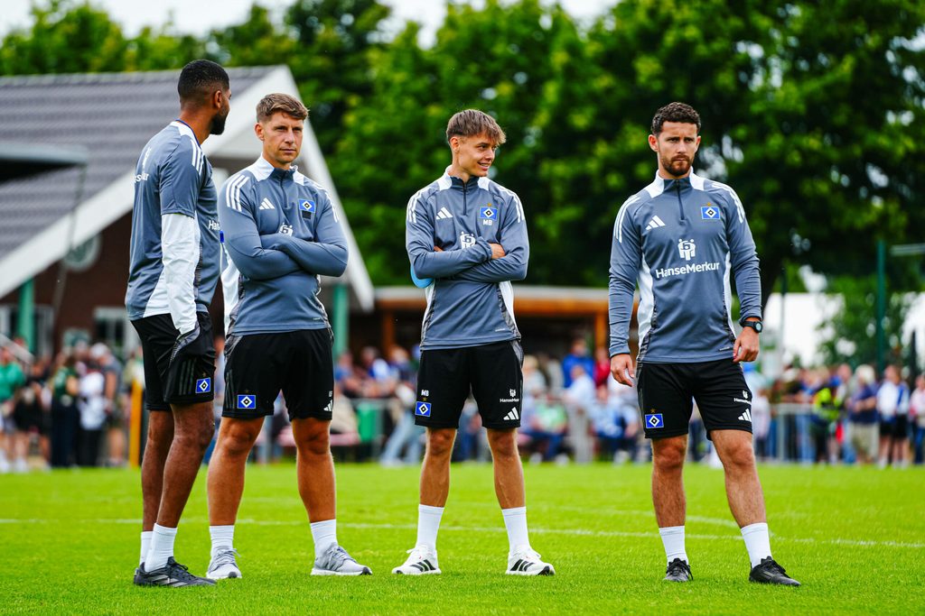 Richard Krohn, Loic Favé, Max Bergmann und Basil More-Chevalier stehen nebeneinander auf dem Platz