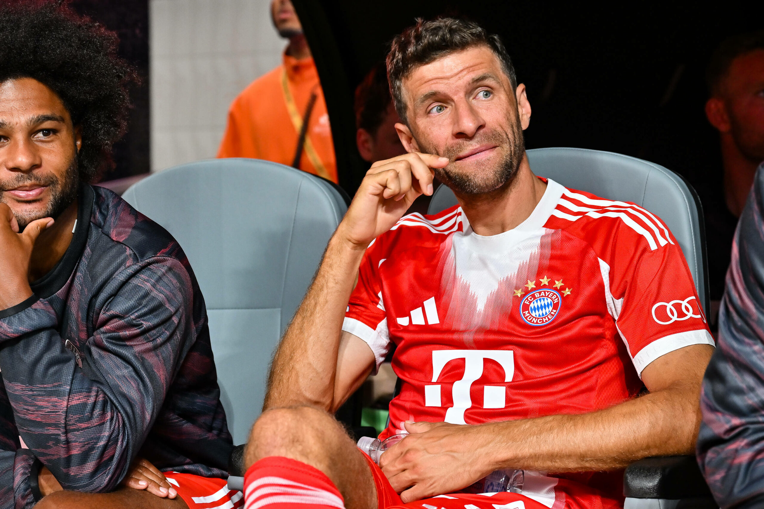 Thomas Müller grübelt auf der Bank bei der Klub-WM.