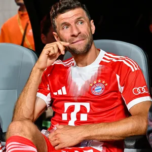 Thomas Müller grübelt auf der Bank bei der Klub-WM.