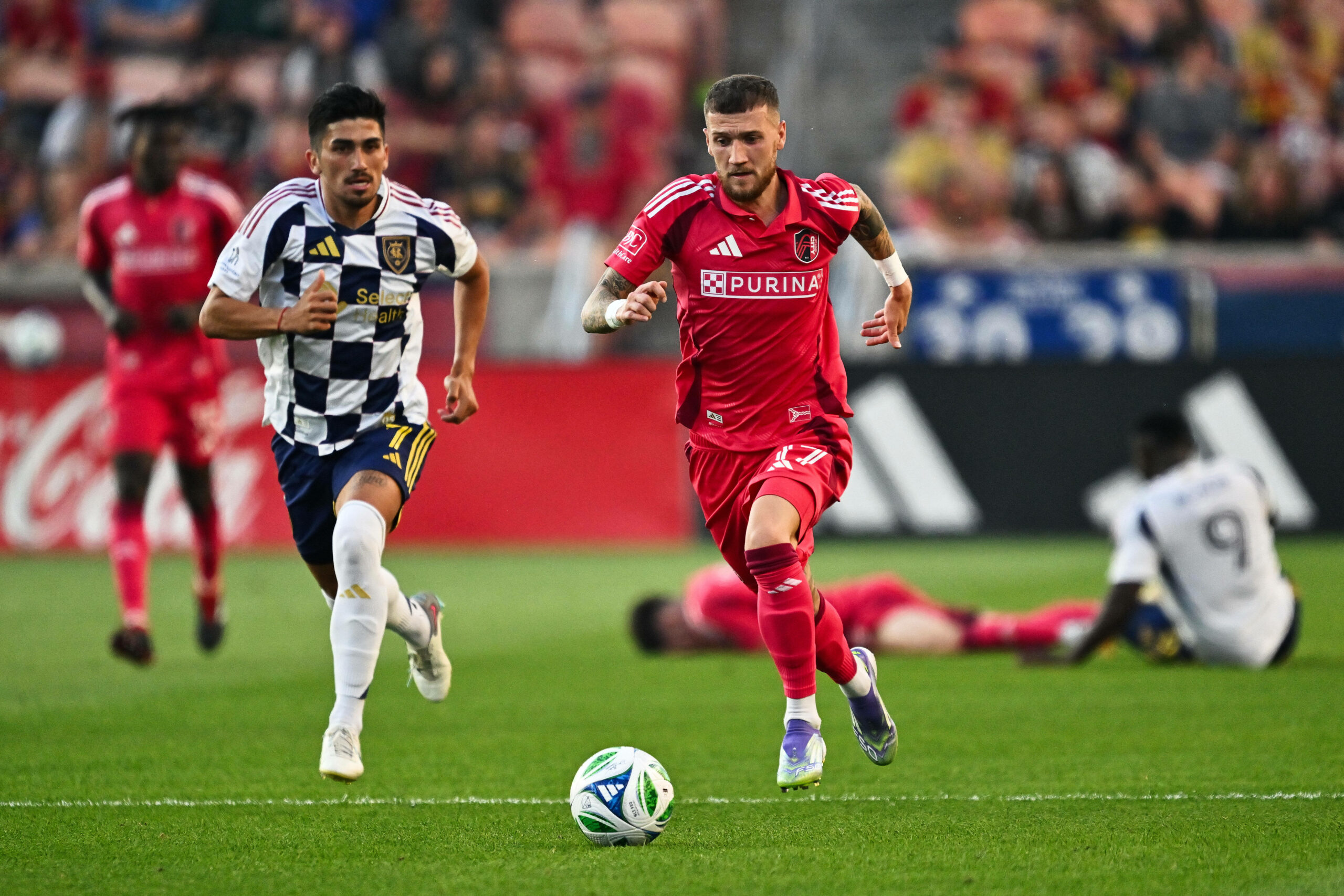 Marcel Hartel bei einem Spiel mit St. Louis am Ball