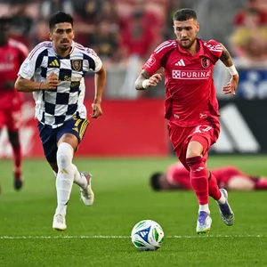 Marcel Hartel bei einem Spiel mit St. Louis am Ball