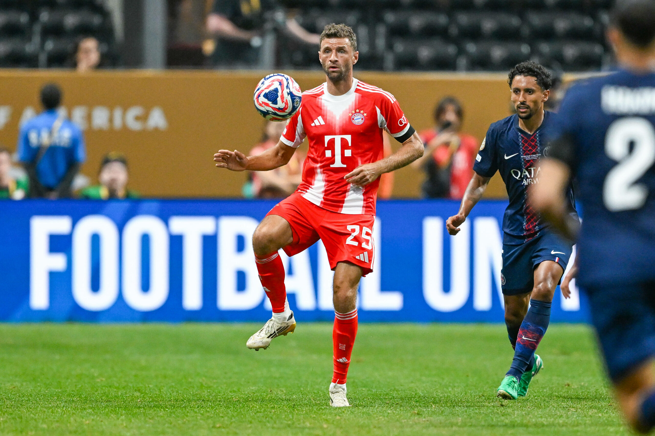 Thomas Müller bei der Ballannahme im Spiel gegen Paris St. Germain