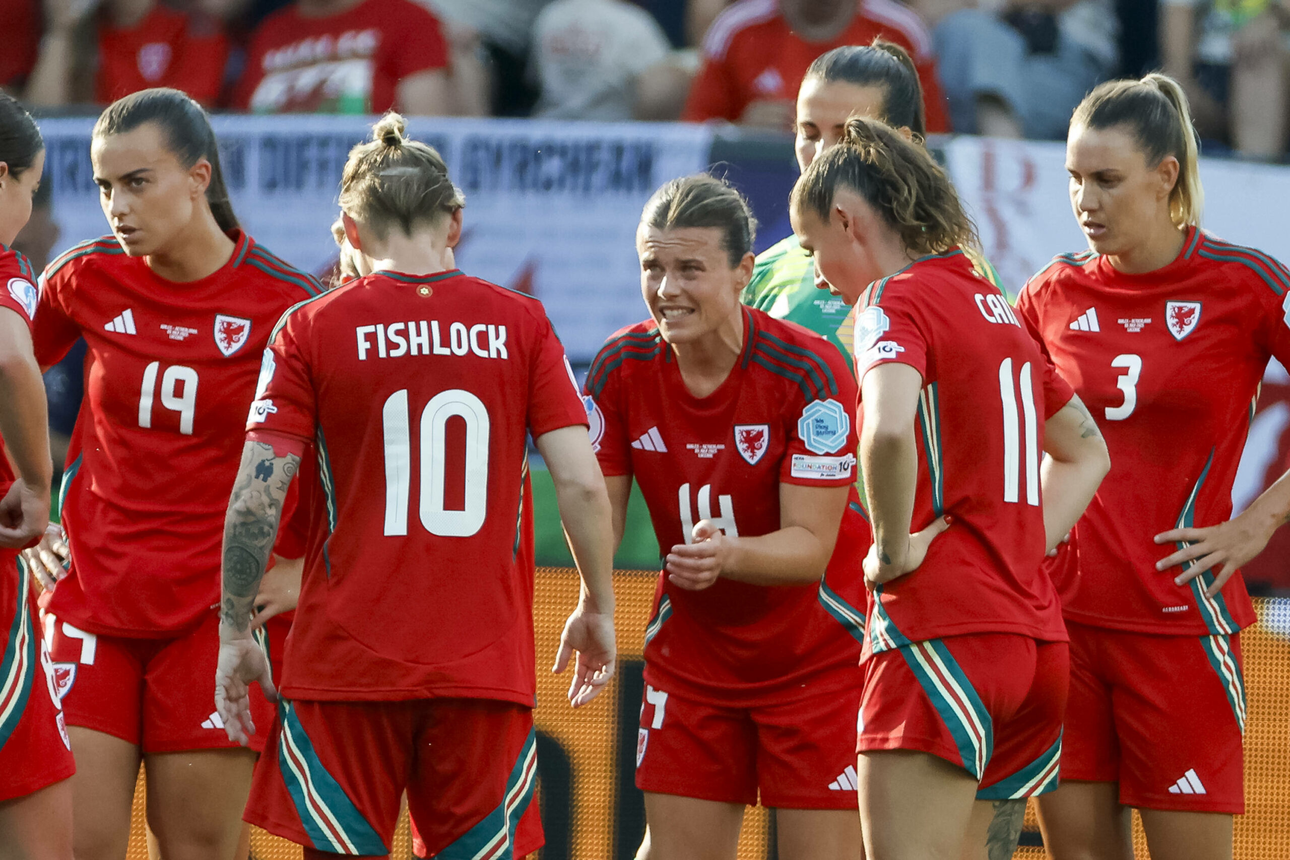 Waliser Nationalspieler diskutieren untereinander während des Spiels gegen die Niederlande.