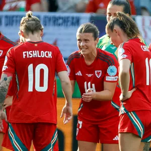 Waliser Nationalspieler diskutieren untereinander während des Spiels gegen die Niederlande.