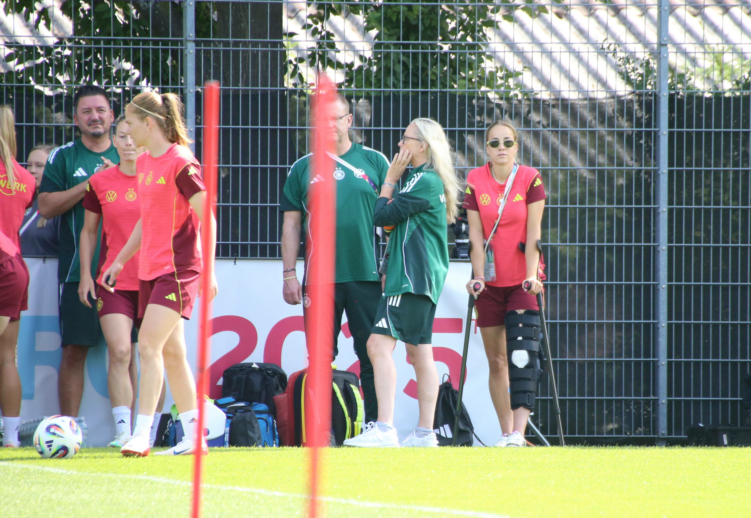 Giulia Gwinn besuchte ihr Team beim Training auf Krücken.