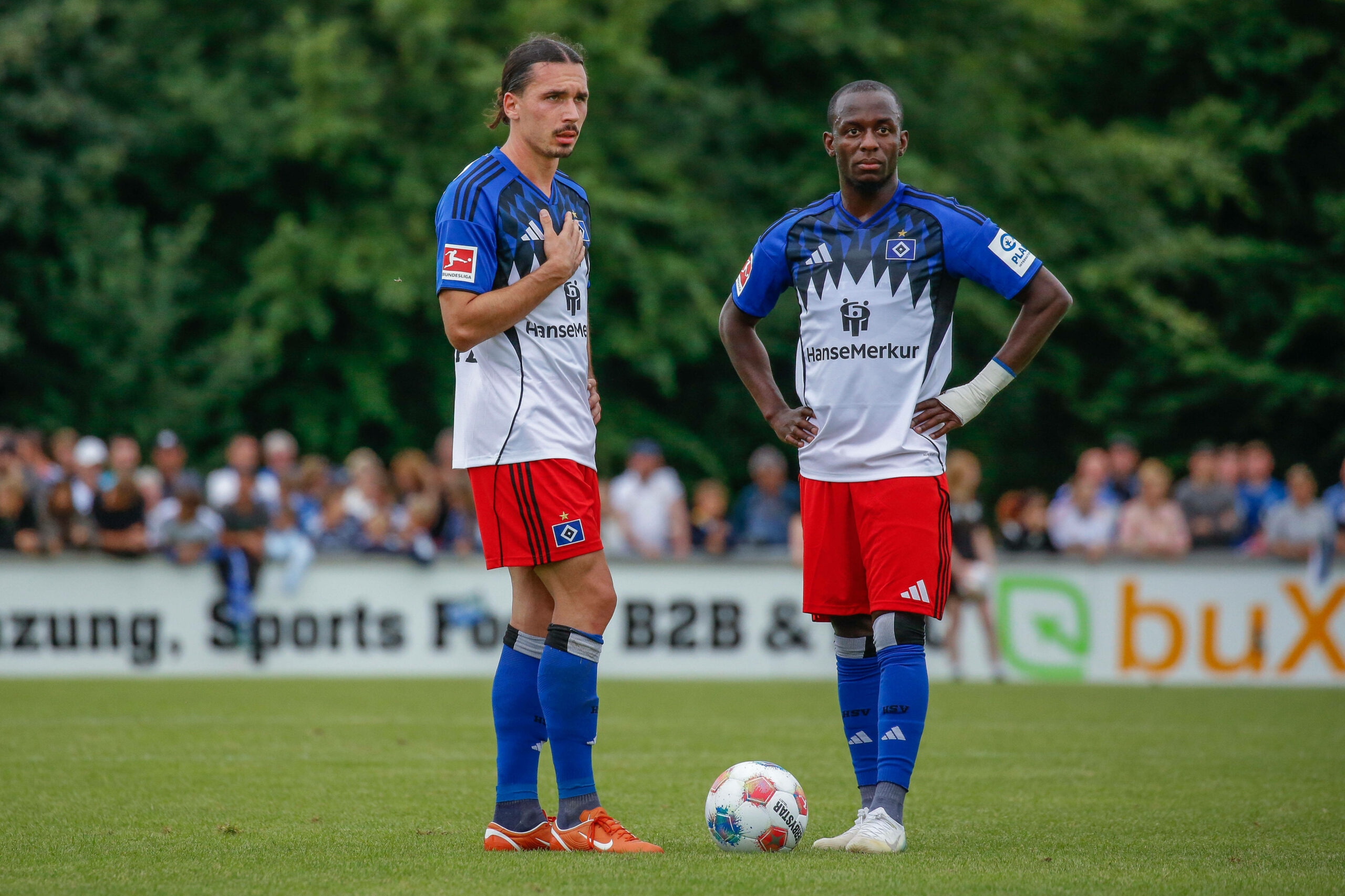 Rayan Philippe und Jean-Luc Dompé stehen vor einem Freistoß nebeneinander am Ball
