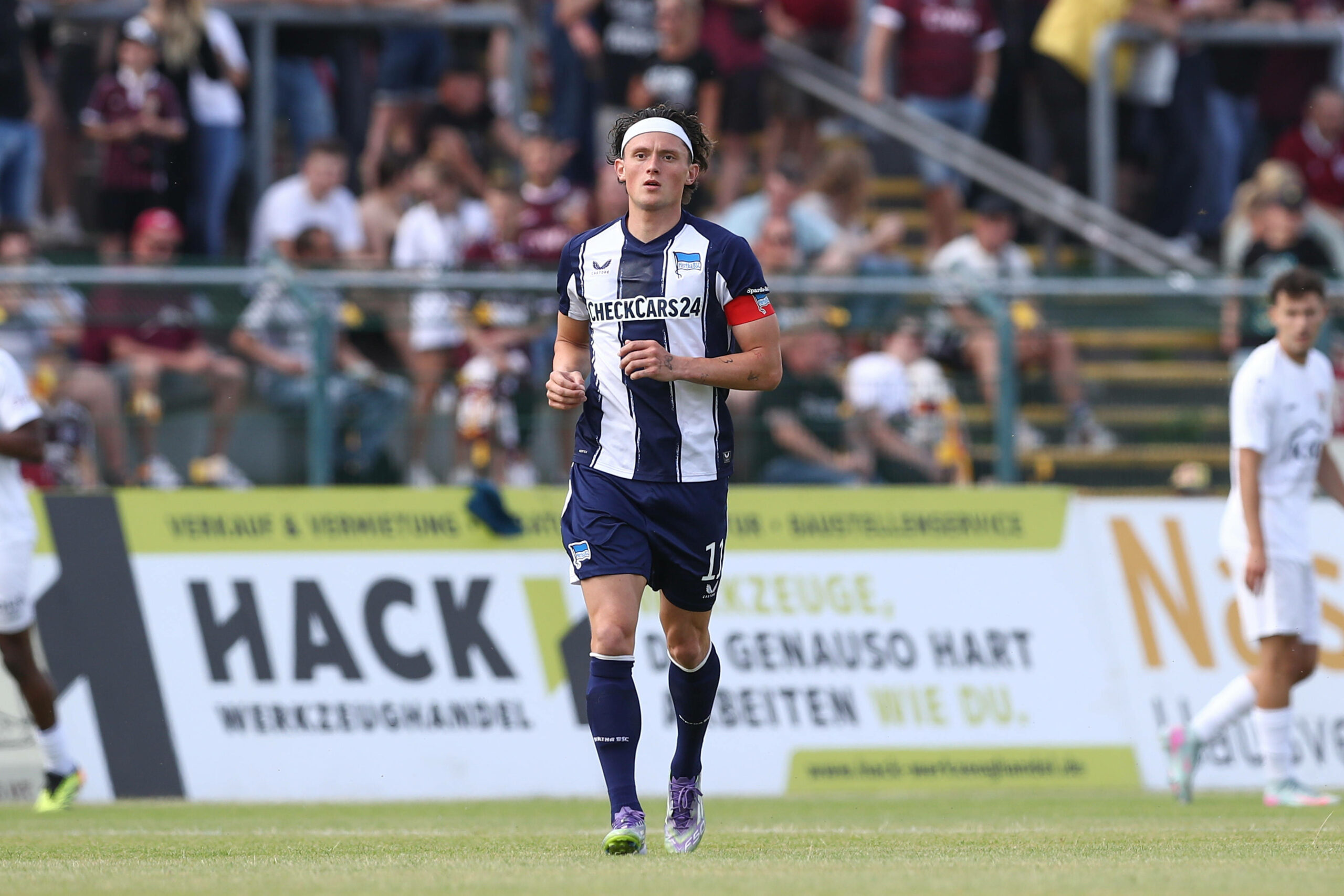 Fabian Reese imm neuen Hertha-Trikot