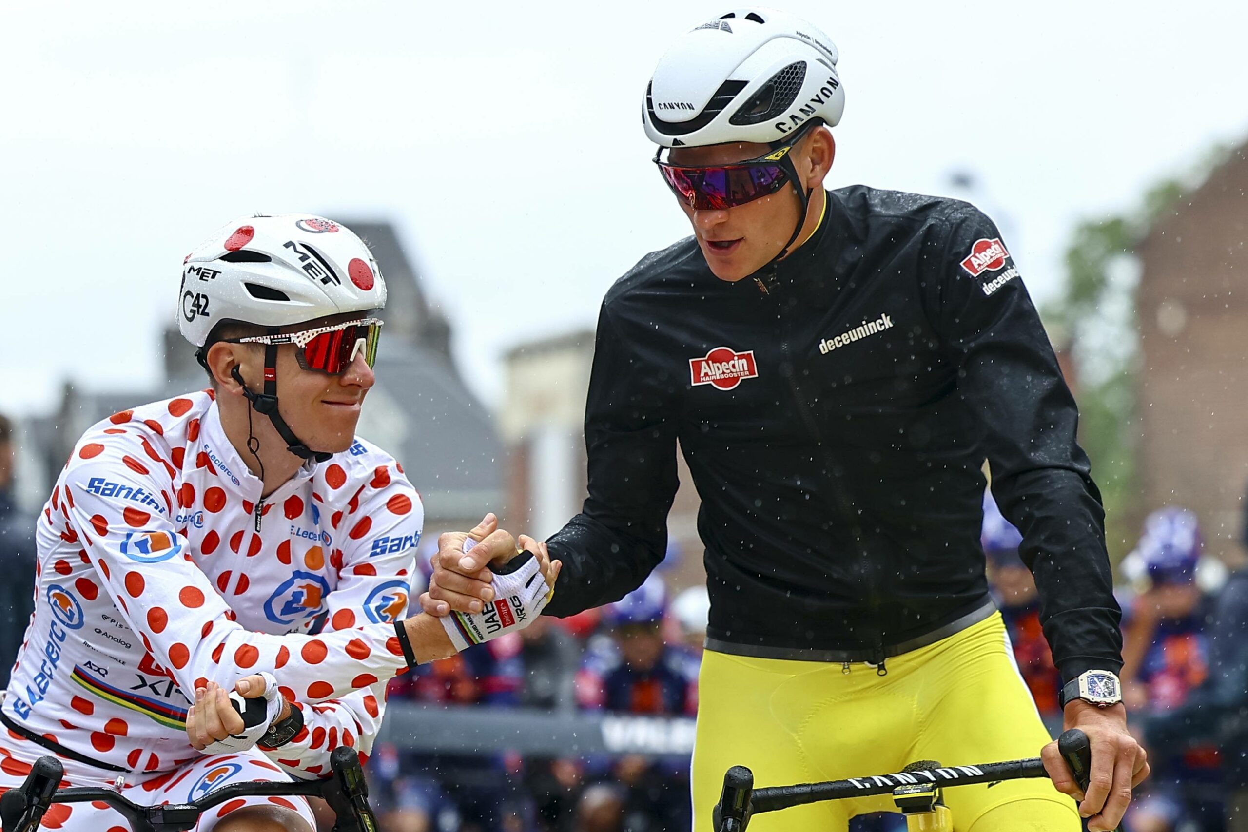Mathieu van der Poel und Tadej Pogacar beim Shakehands vor Etappenstart