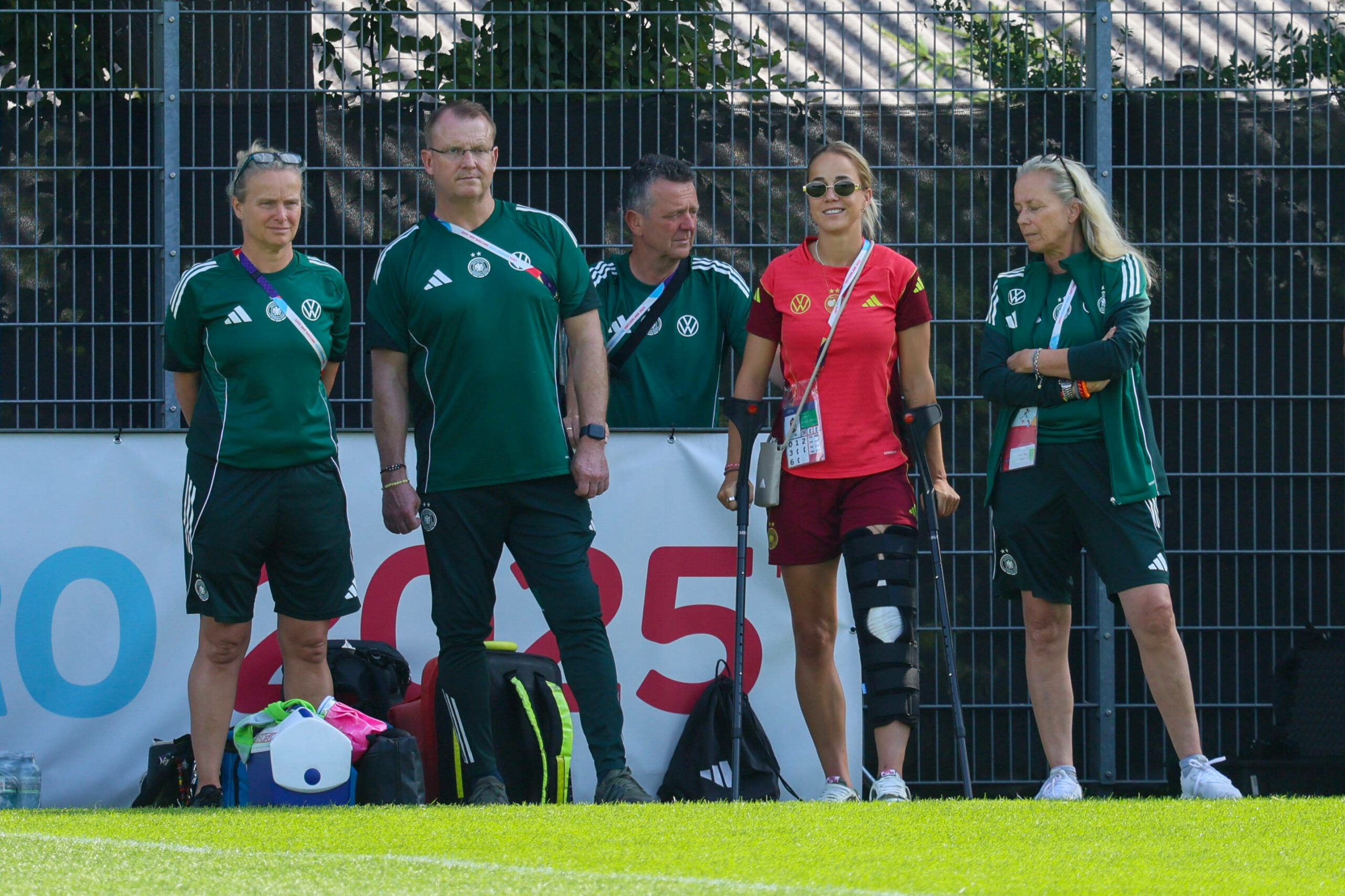 Giulia Gwinn auf Krücken am Trainingsplatz des DFB