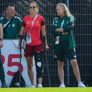 Giulia Gwinn auf Krücken am Trainingsplatz des DFB