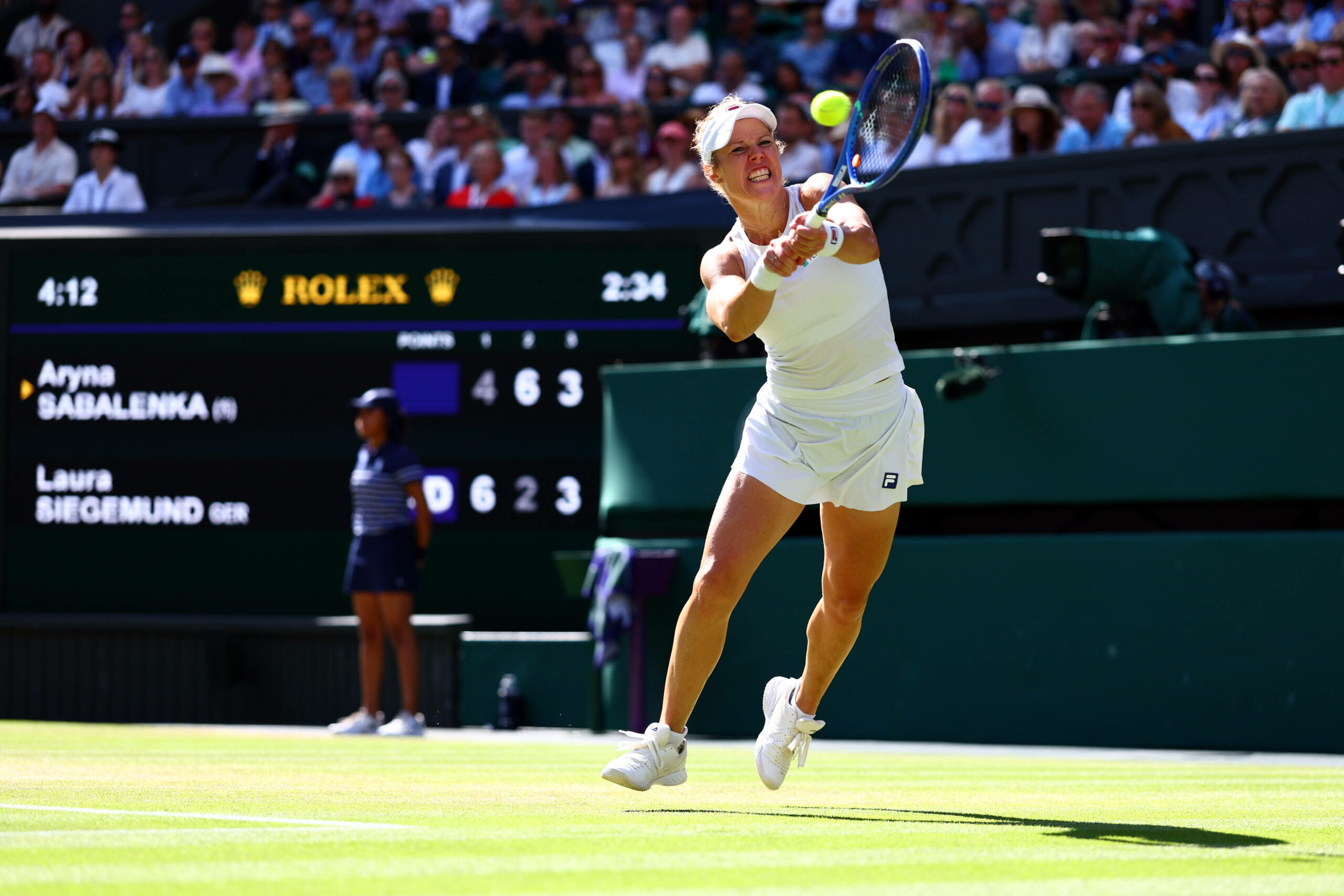 Laura Siegemund schlägt eine Rückhand.