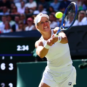 Laura Siegemund schlägt eine Rückhand.