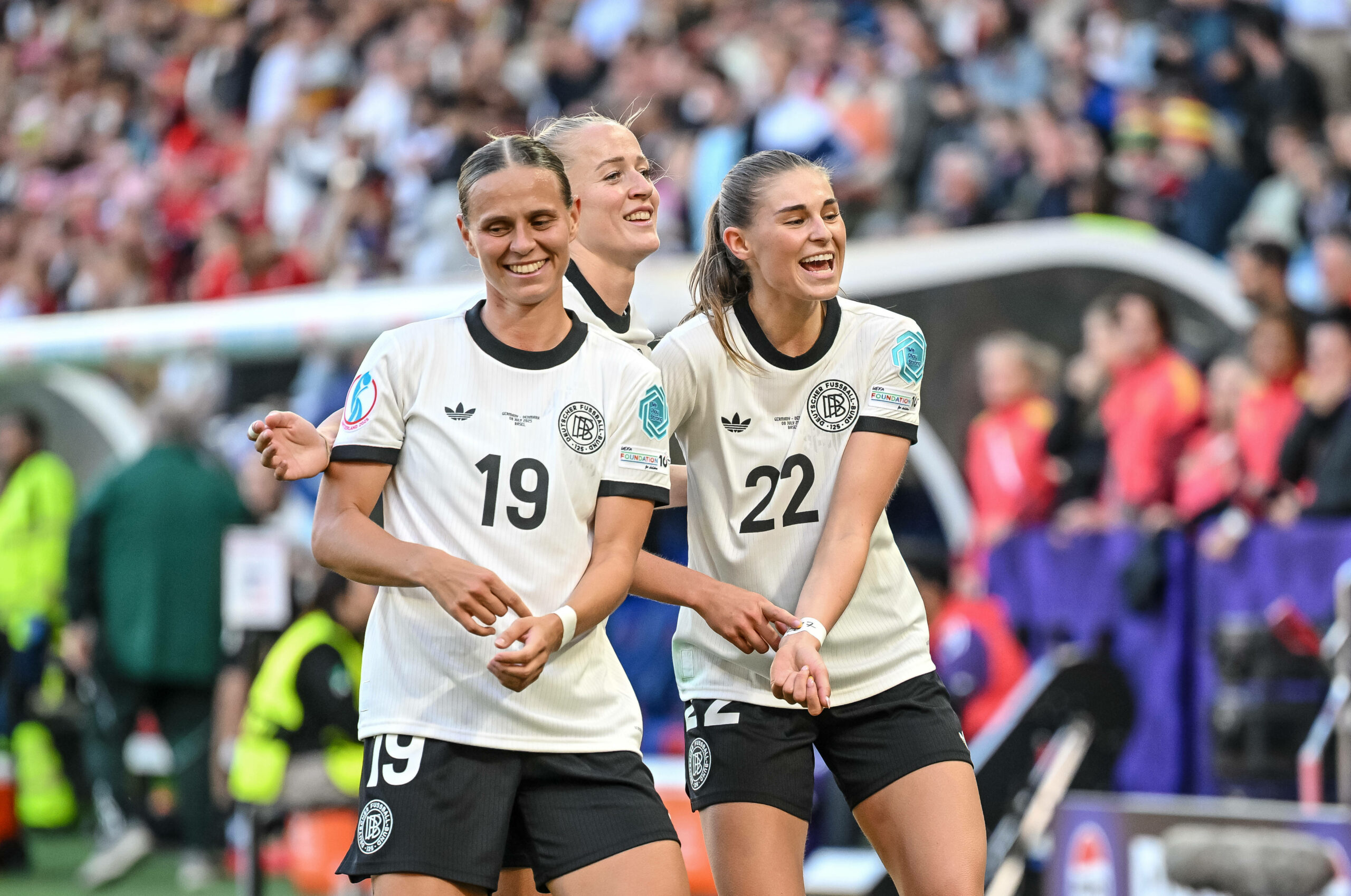 Lea Schüller und Co. zeigen beim Jubel über das 2:1 auf das Gruß-Tape für die verletzte Giulia Gwinn.