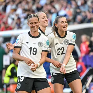 Lea Schüller und Co. zeigen beim Jubel über das 2:1 auf das Gruß-Tape für die verletzte Giulia Gwinn.