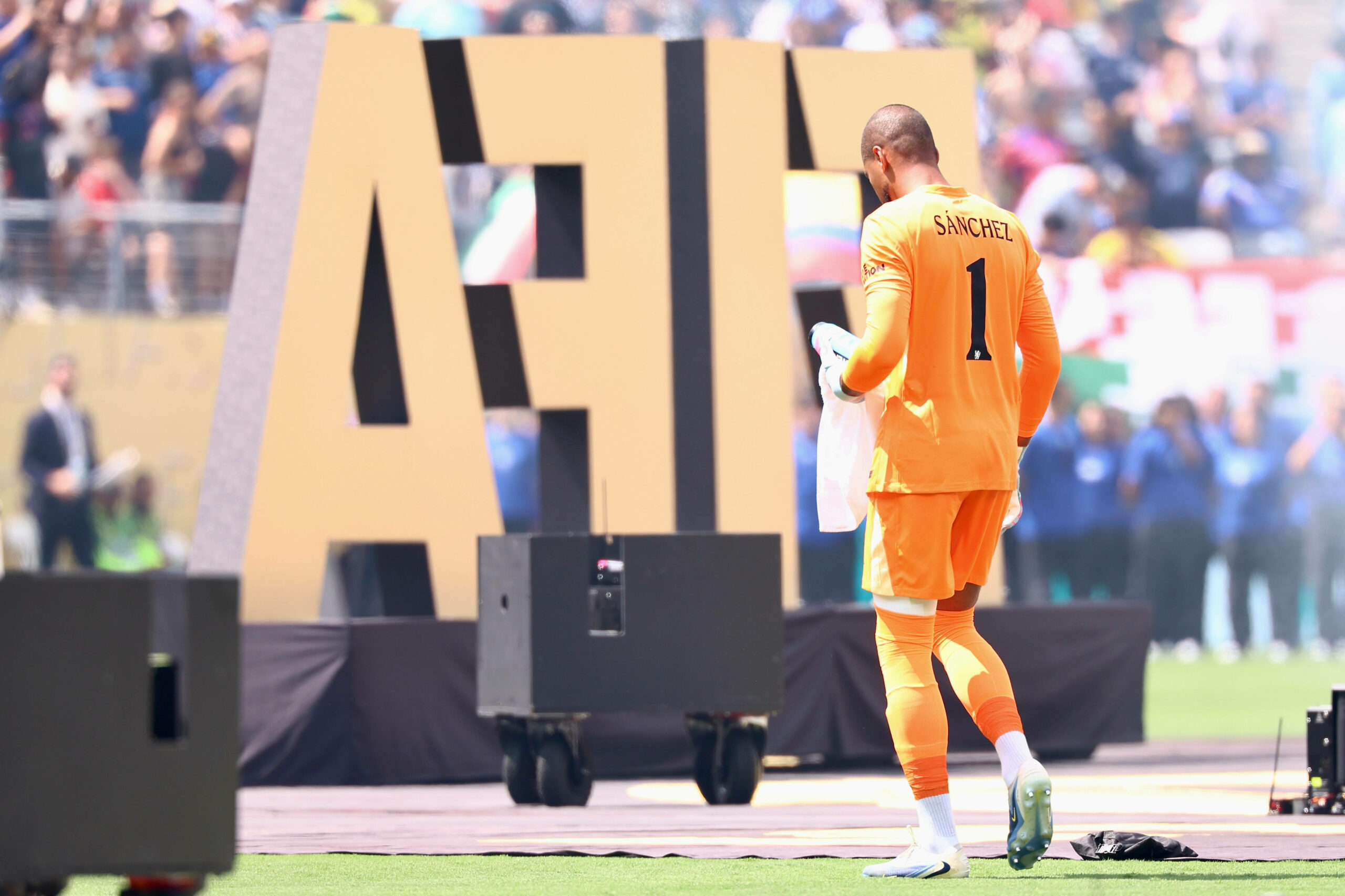 Chelsea-Keeper Robert Sanchez mit dem Rücken zur Kameria