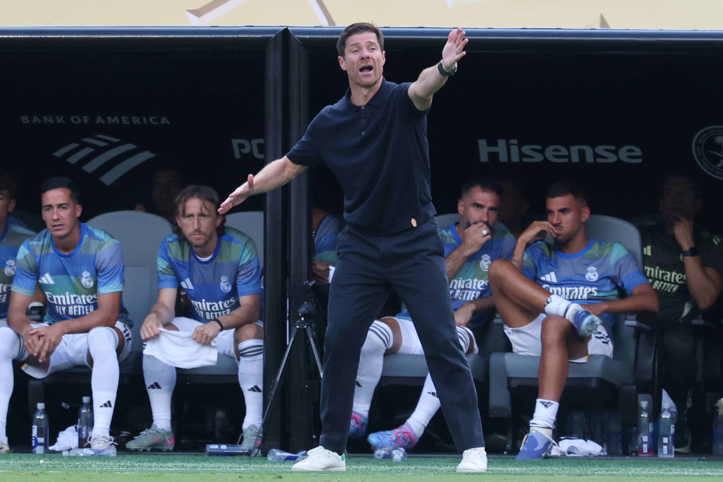 Xabi Alonso gestikuliert an der Seitenlinie