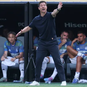Xabi Alonso gestikuliert an der Seitenlinie