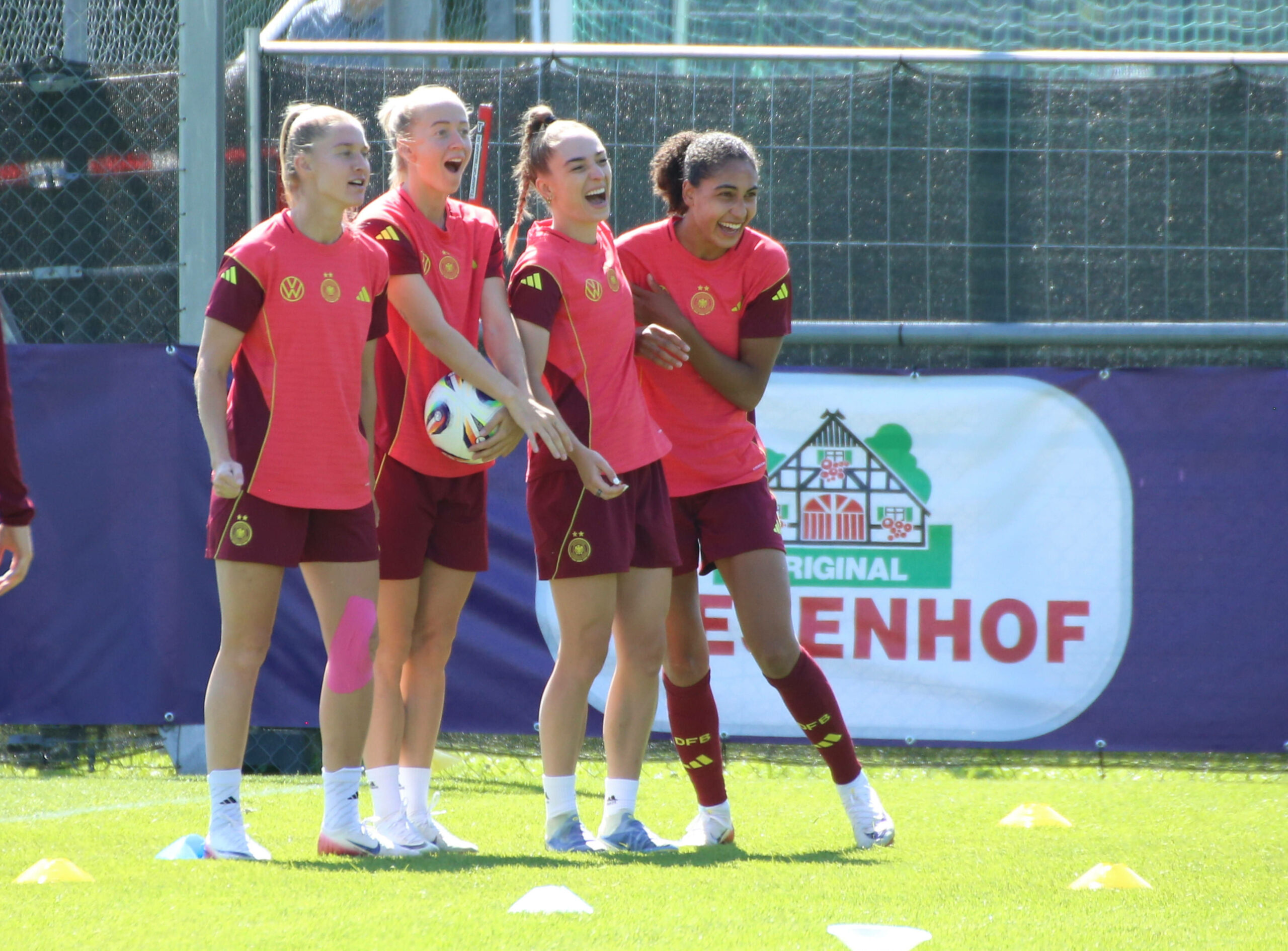 DFB-Frauen lachen