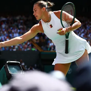 Sabalenka reicht einer Zuschauerin eine Flasche Wasser