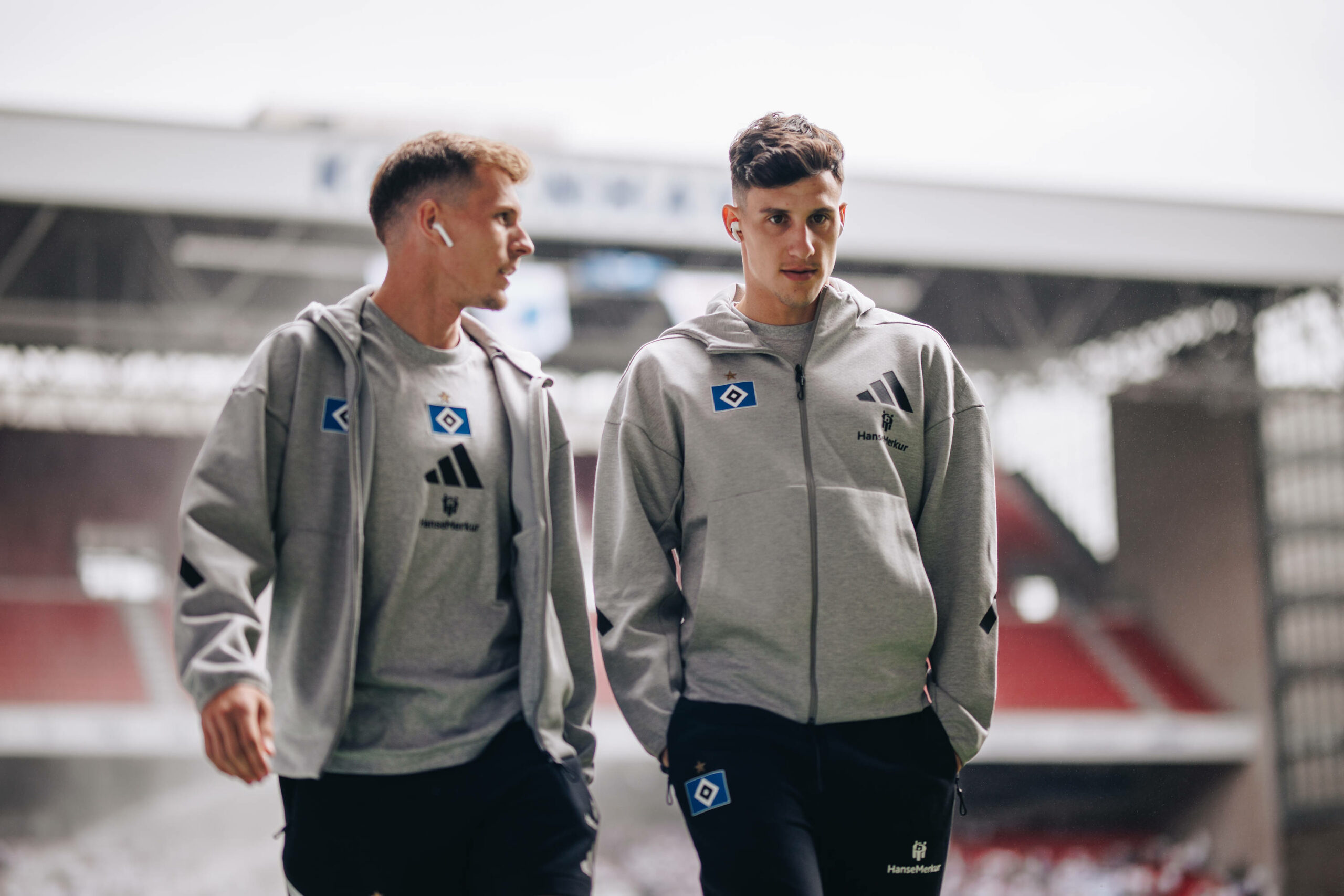 Emir Sahiti und Nicolás Capaldo bei der Platzbegehung