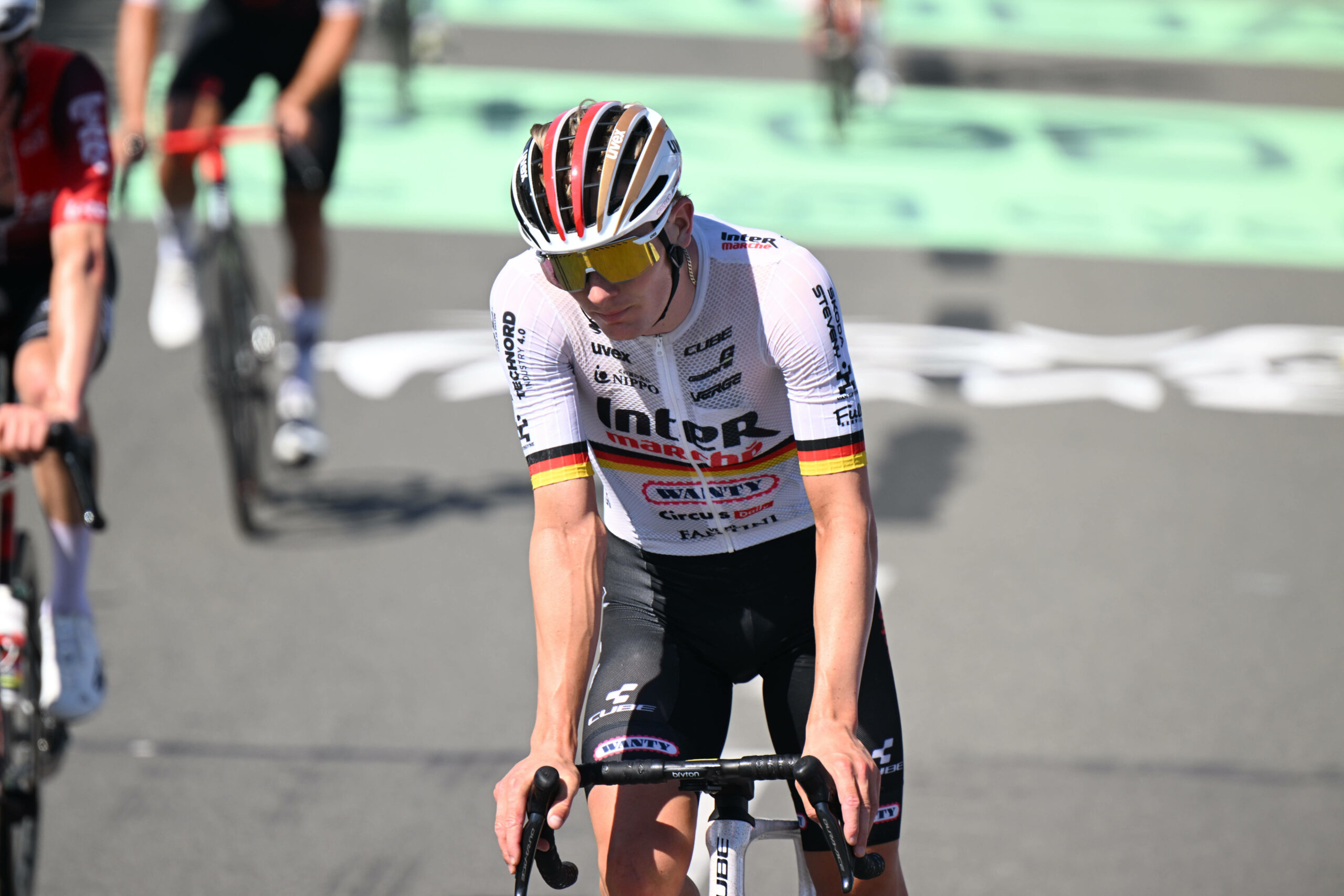 Georg Zimmermann schaut auf seinem Fahrrad zu Boden