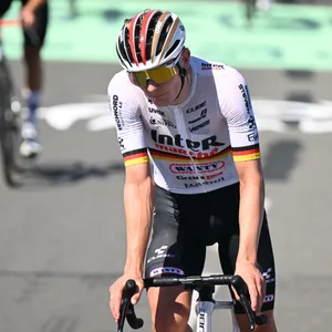 Georg Zimmermann schaut auf seinem Fahrrad zu Boden