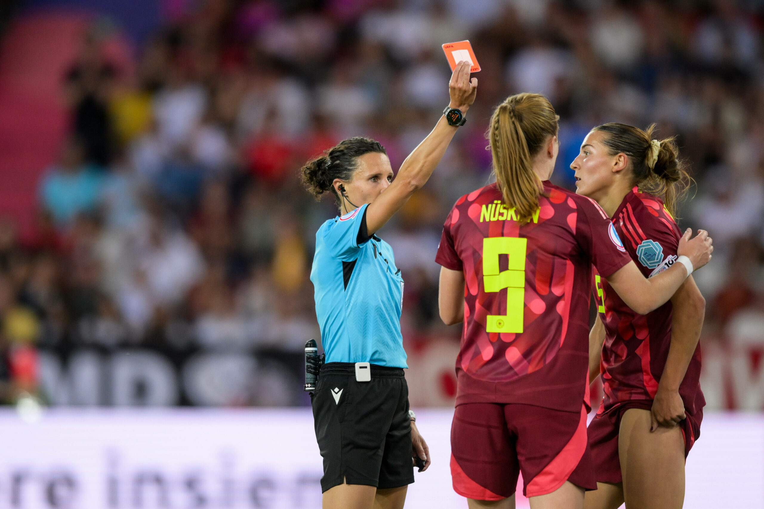 Carlotta Wamser sah nach einem Handball die Rote Karte.