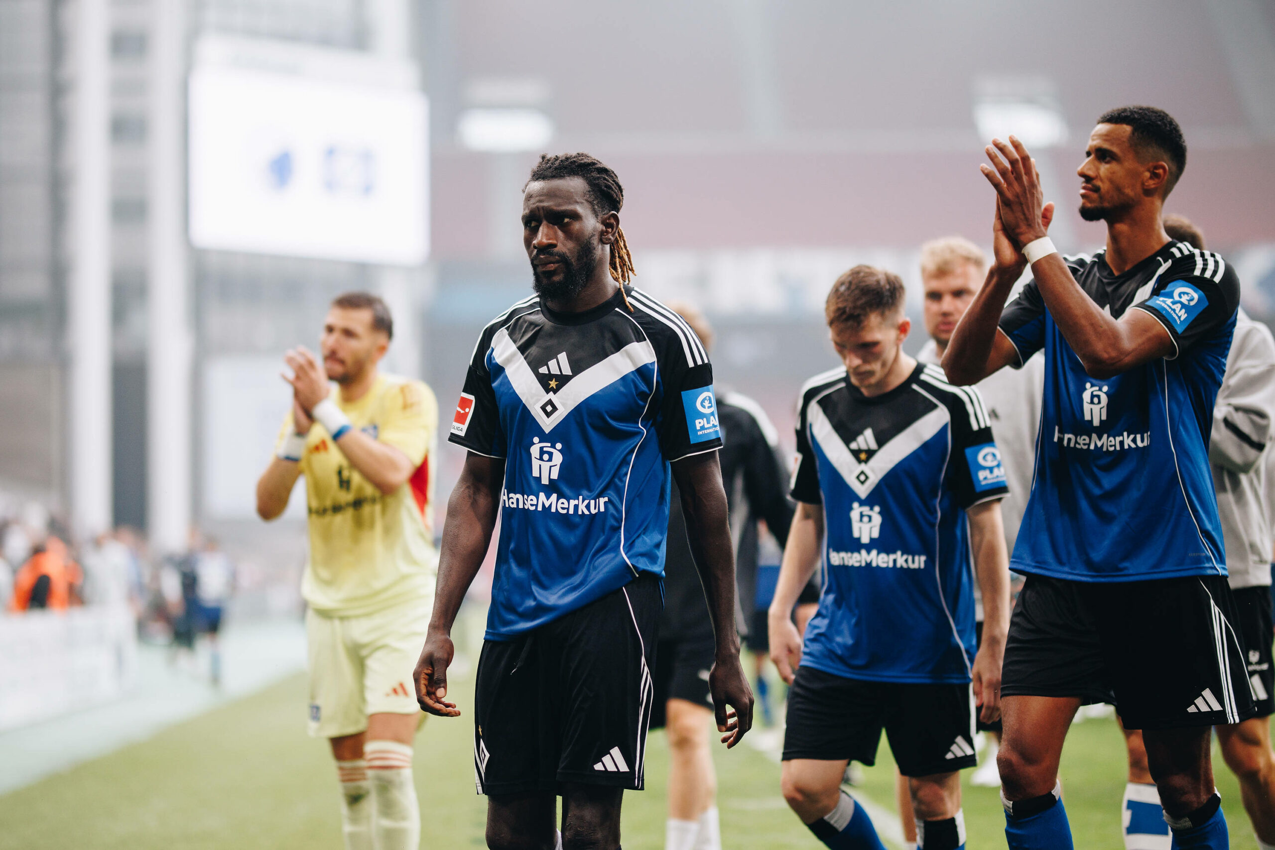 Daniel Heuer Fernandes, Bakery Jatta, Emir Sahiti und Robert Glatzel vor der HSV-Fankurve in Kopenhagen