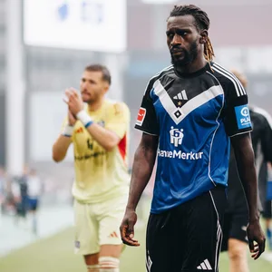 Daniel Heuer Fernandes, Bakery Jatta, Emir Sahiti und Robert Glatzel vor der HSV-Fankurve in Kopenhagen
