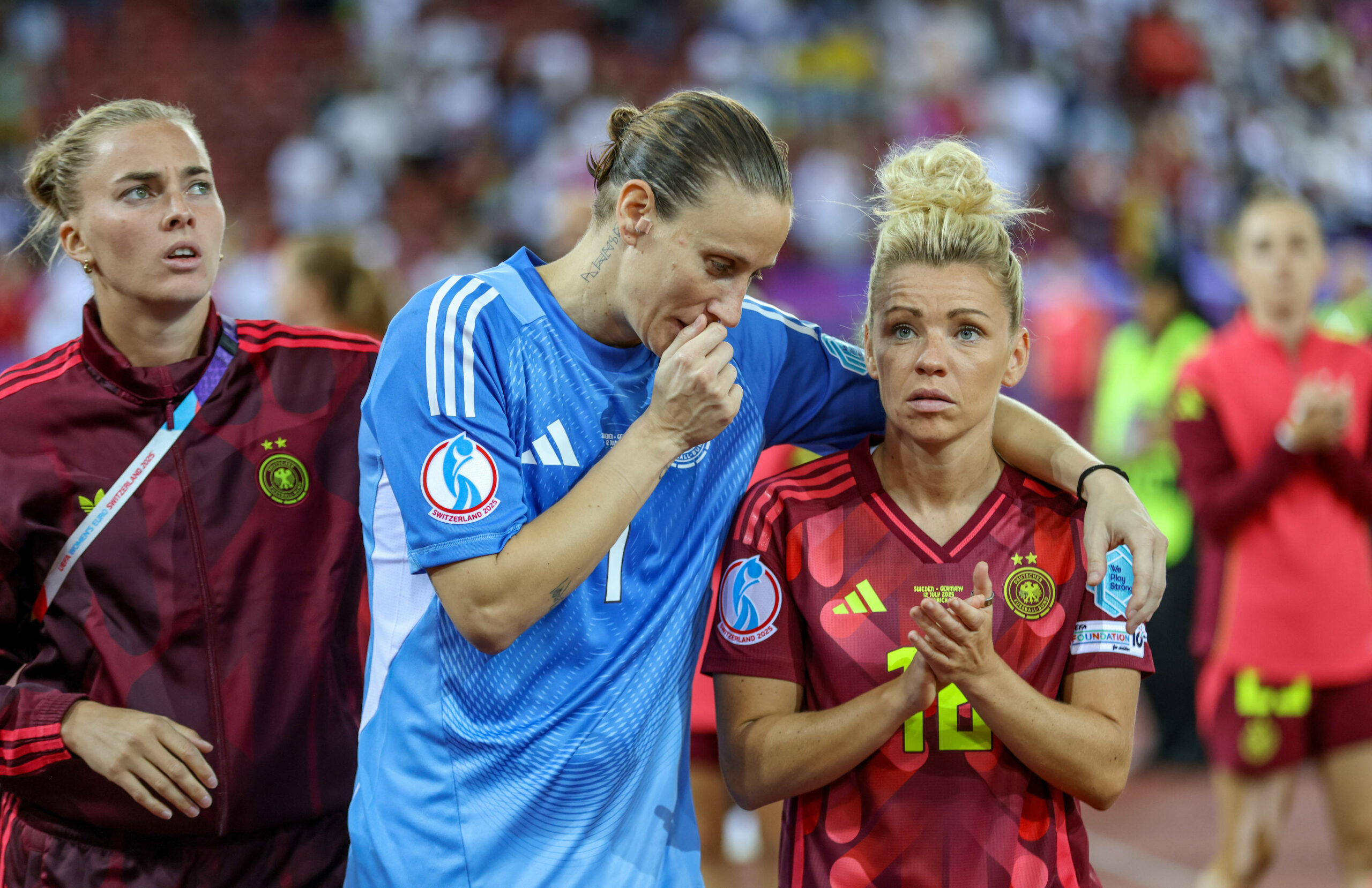 Ann-Katrin Berger und Linda Dallmann unterhalten sich