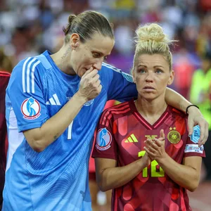 Ann-Katrin Berger und Linda Dallmann unterhalten sich