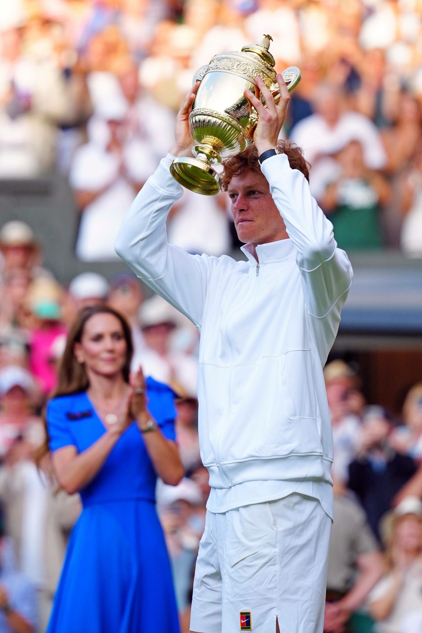 Jannik Sinner feiert mit der Wimbledon-Trophäe