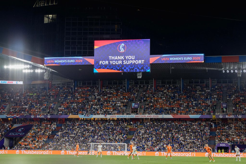 Der volle St. Jakob-Park beim Spiel der Frauen von Frankreich gegen die Niederlande