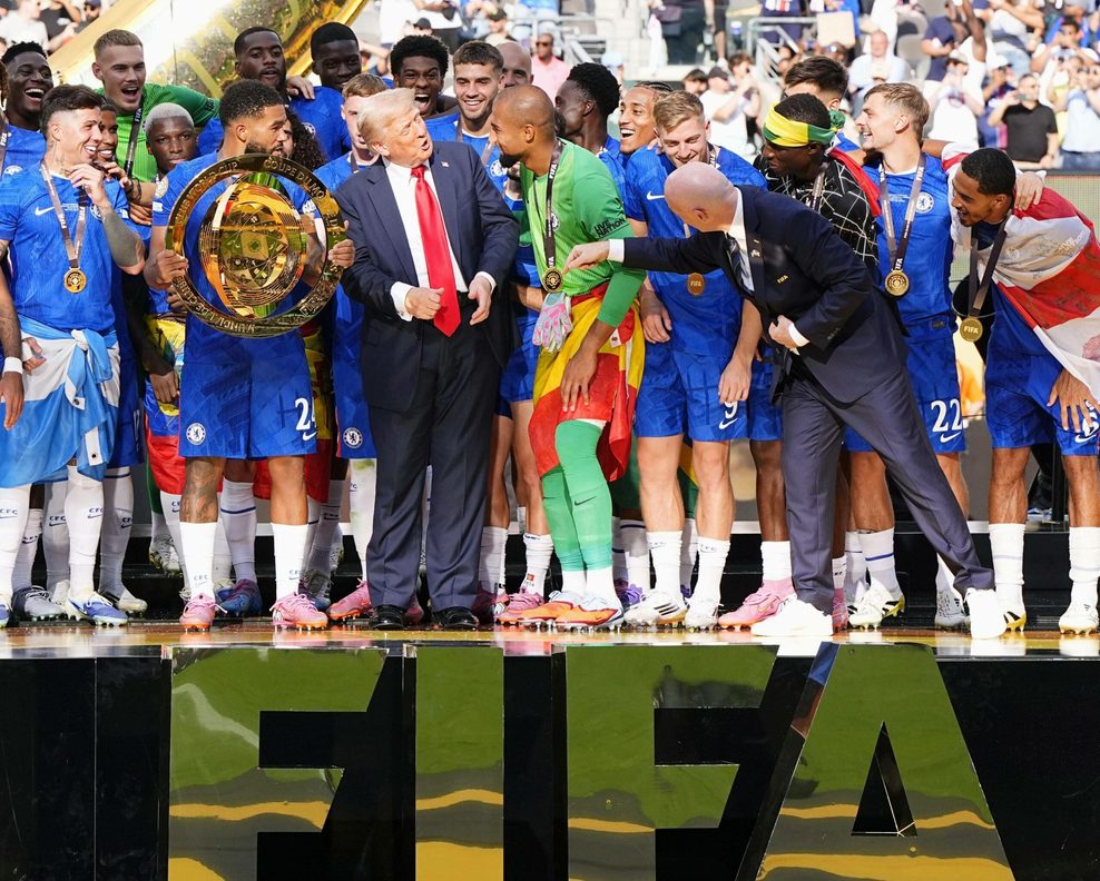Gianni Infantino will Donald Trump bei der Siegerehrung von den Chelsea-Profis wegziehen