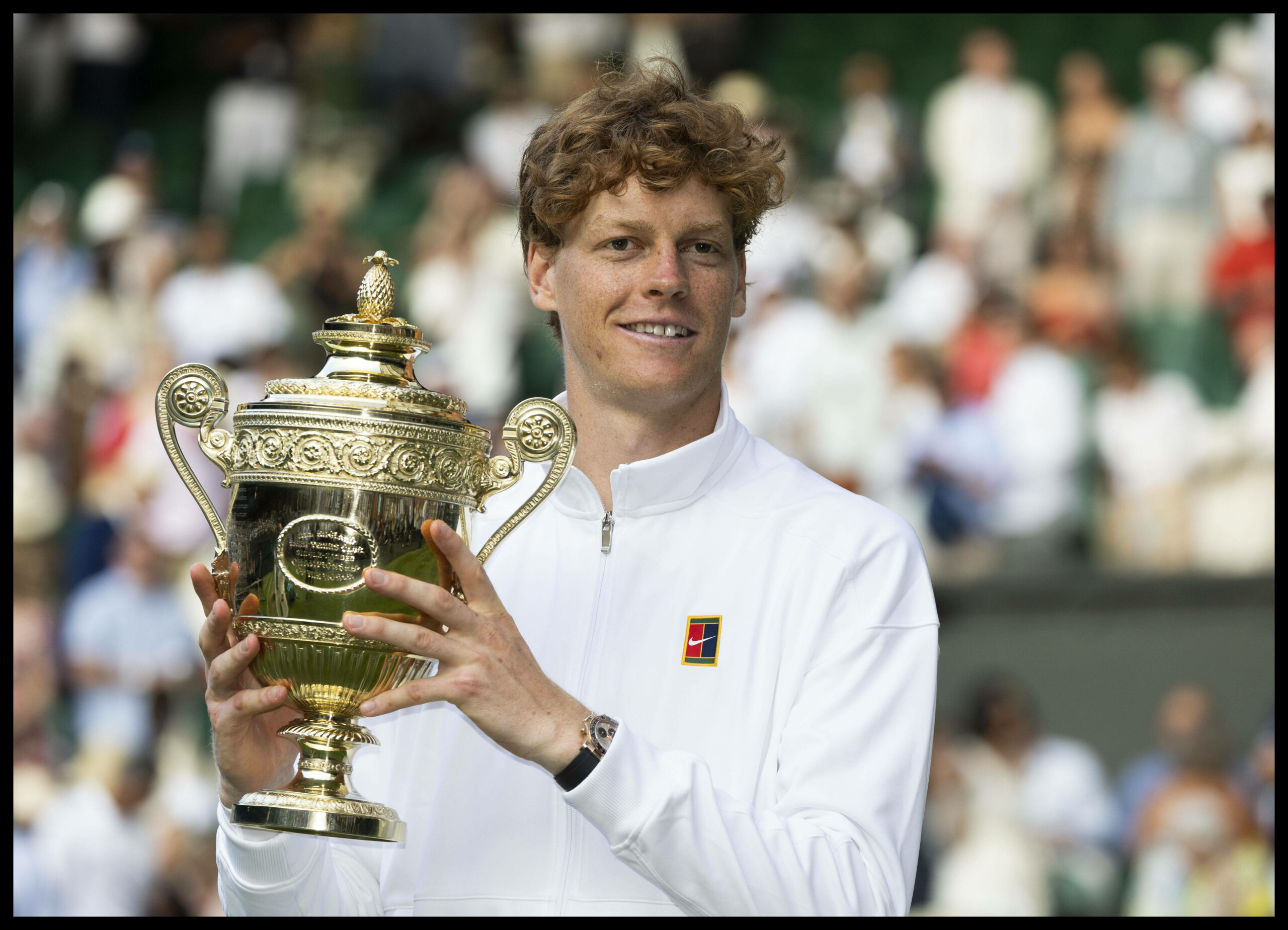 Jannik Sinner posiert mit Wimbledon-Trophäe.