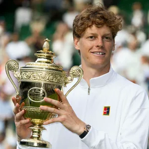 Jannik Sinner posiert mit Wimbledon-Trophäe.