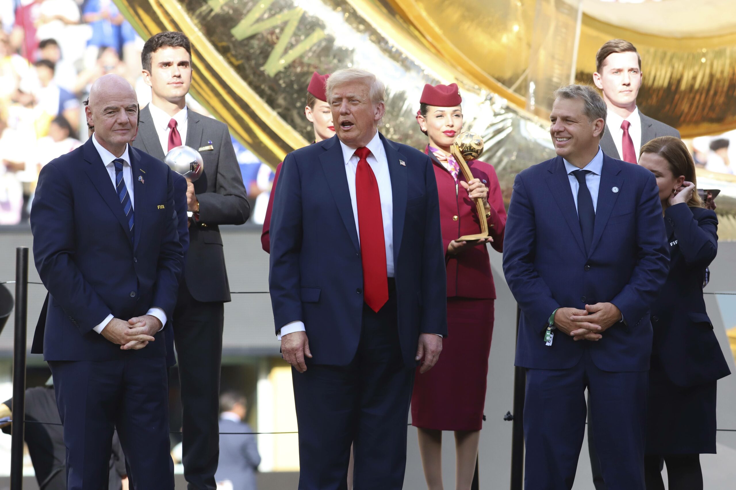 FIFA-Präsident Gianni Infantino (l.) zusammen mit Donald Trump (2.v.l) und Chelsea-Boss Boehly bei der Verleihung des Pokals der Klub-WM